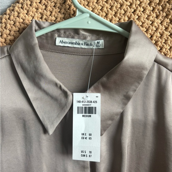 Abercrombie women’s satin button down. Never worn! - Picture 3 of 3